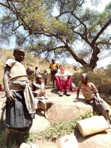 Elena Salvoni cantautrice articolo Uganda testimonianza